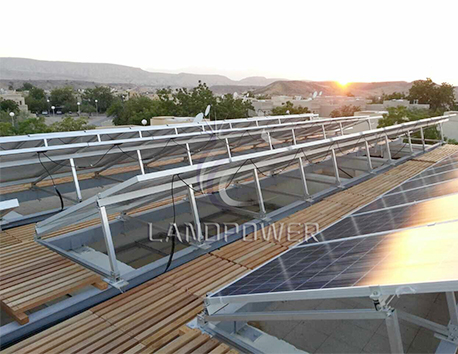 100 kW-os lapostetős napelemsor a Közel-Keleten